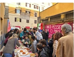 Un incontro all’aperto con numerose persone davanti alla Casa della Socialità.